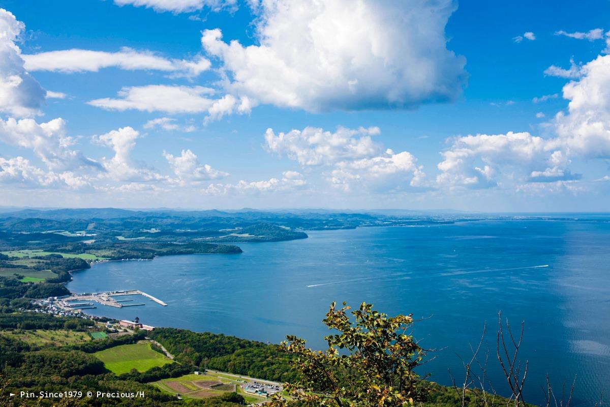 湖岸蜿蜒沙洲連綿。佐呂間サロマ湖展望台